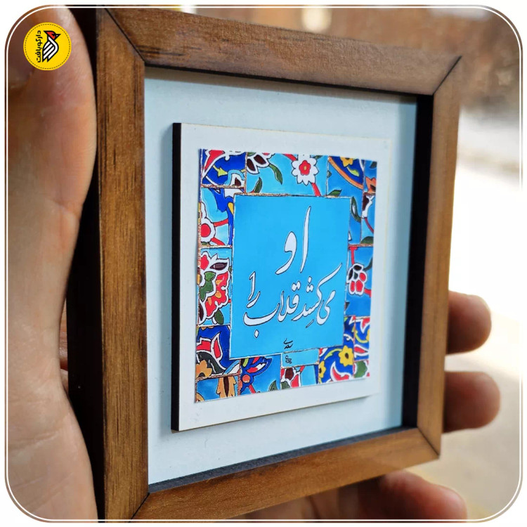 تابلو دکوراتیو کوچک او میکشد قلاب را